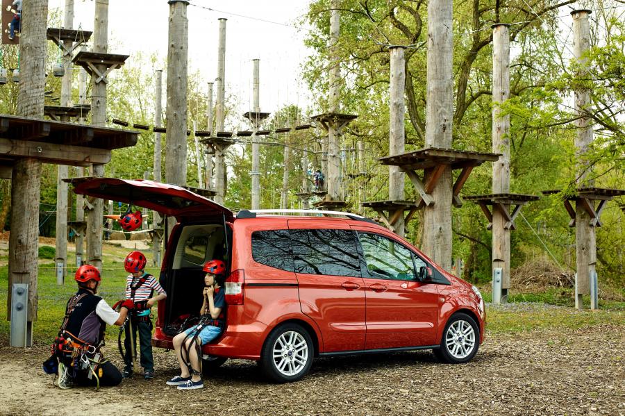  Ford Tourneo Courier (Race Red) 2014 года  (фото 15 из 27)